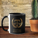 Mug Gold Attorney Scales de justice personnalisée<br><div class="desc">Elegant Gold écailles de justice nom avocat modèle tasse personnalisée. Un cadeau parfait pour les avocats,  les juges ou les étudiants en droit.</div>