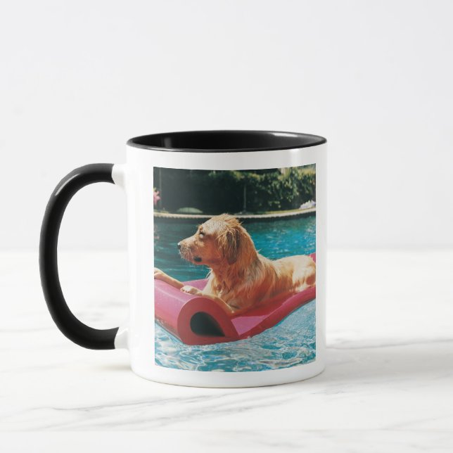 Mug Golden retriever se trouvant sur un lit d'air dans (Gauche)