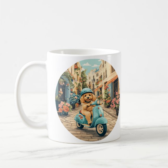 Mug Goldendoodle Chien à scooter dans les rues europée (Gauche)