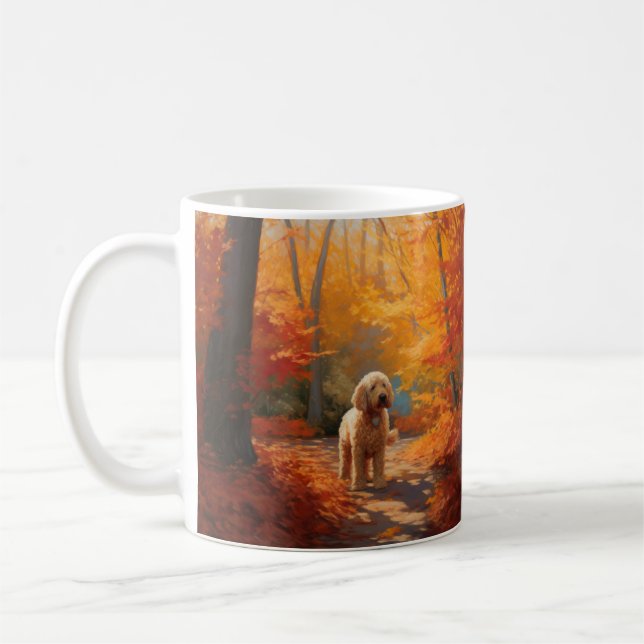Mug Goldendoodle dans les feuilles d'automne qui tombe (Gauche)