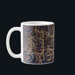 Mug Golds à rotation Hanoukka<br><div class="desc">Hanoukka Spinning Golds Design" Chanukah Mug. Personnalisez en supprimant le texte, "Cher Bubbie, Nous vous aimons ! Dana, Sarah et Daniel" et en ajoutant votre propre message. Utilisez votre style de police, votre couleur et votre taille préférés. Les éléments de conception peuvent être déplacés, redimensionnés et supprimés. Merci de vous...</div>