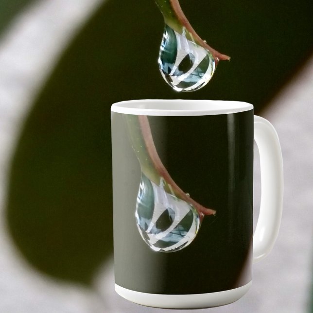 Mug Goutte de pluie sur la pointe d'une feuille avec m (Créateur téléchargé)