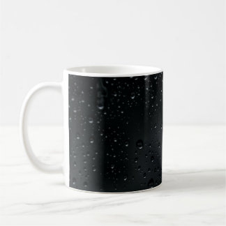 Mug gouttes d'eau sur la fenêtre noire