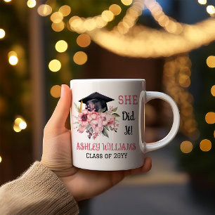 Mug Grad Casquette et fleurs roses Elle l'a fait