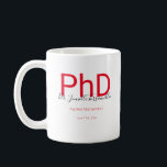 Mug Graduate Keepsaké Noir Nom rouge PhD Diplôme<br><div class="desc">Une tasse de doctorat qui indique le nom du diplômé, le domaine d’études et la date de fin d’études. La tasse inclut le nom dans une police de script d'écriture manuscrite et un design noir et rouge. C’est un grand plaisir pour un gardien ou une fête. Ajoutez simplement les infos...</div>