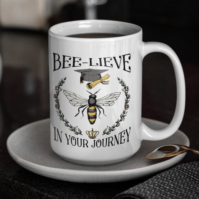 Mug Graduation Bee-lieve dans votre voyage Abee Grad (Bee-lieve in Your Journey Queen Bee, crown, Grad Cap, Gown.
Custom Grad Photo & Class of 2024 (15oz))