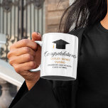 Mug Graduation Félicitations Classe de 2023 Monogramme<br><div class="desc">Ce cadeau branché de chaise de fin d'études met en vedette la typographie noire chic sous la direction d'un casquette noir du lycée ou du collège pour la classe supérieure de 2023. Customisez avec votre nom et votre classe sous la belle calligraphie Félicitations pour un grand diplôme gardé.</div>