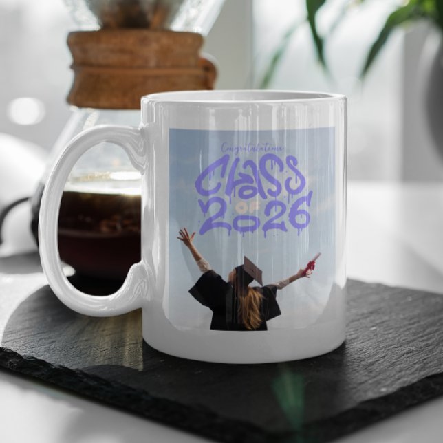 Mug Graffiti de la promotion 2026 | Photo de remise de (Créateur téléchargé)