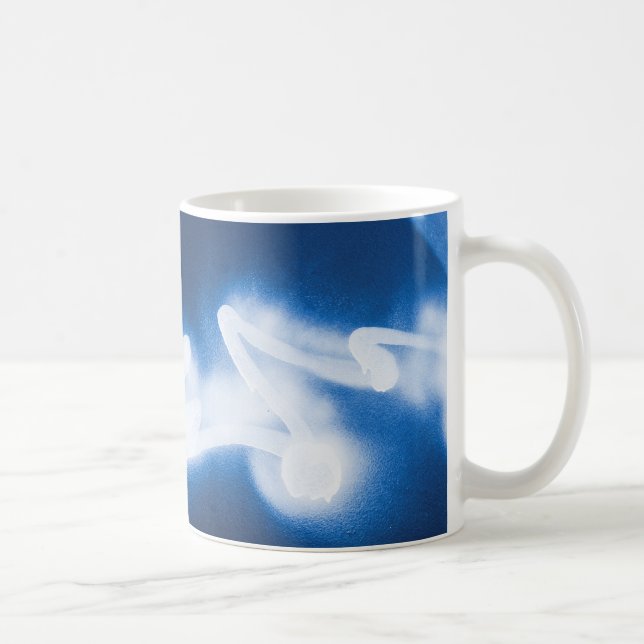 Mug Graffiti pulvérisé sur métal bleu (Droite)