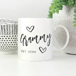 Mug Grammy Année Grandma établie<br><div class="desc">Créez un doux souvenir pour grand-mère avec ce design simple qui présente "Grammy" à la main en écriture manuscrite accentuée de coeurs. Personnalisez avec l'année où elle est devenue grand-mère pour une mignonne fête des mères ou un cadeau de faire-part de grossesse.</div>