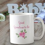Mug Grand grand-mère d'être une nouvelle petite fille<br><div class="desc">Grossesse faire-part tasse pour une arrière grand-mère. Cette jolie tasse dit "Une petite fille est en train de brasser .. s'attendre à la voir [mois année]" et de l'autre côté il a "arrière grand-mère à être". Le libellé est modifiable, si la nouvelle arrière-grand-mère préférera être appelée nanna ou gee gee...</div>
