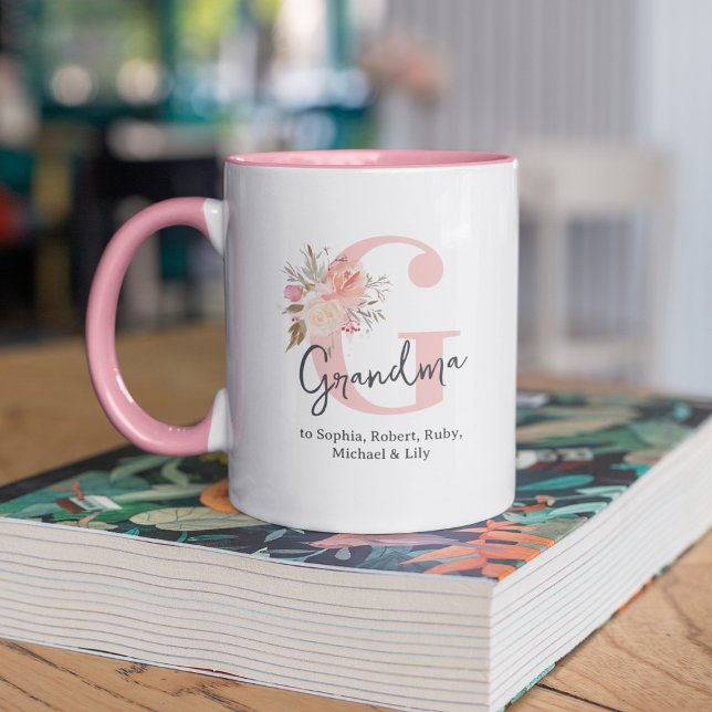 Mug Grand-mère initiale florale mignonne (Créateur téléchargé)