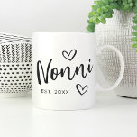 Mug Grand-mère non établie année<br><div class="desc">Créez un doux souvenir pour grand-mère avec ce design simple qui présente "Nonni" à la main en écriture manuscrite avec des accents de coeur. Personnalisez avec l'année où elle est devenue grand-mère pour une mignonne fête des mères ou un cadeau de faire-part de grossesse.</div>