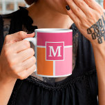 Mug Grandes bandes Feminine avec Monogramme<br><div class="desc">Des rayures de couleurs douces à roses et oranges avec votre Monogramme. Apportez un peu de bonheur dans votre vie avec ces couleurs éclatantes.</div>