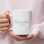 Mug Grandma minimaliste EST 2025 | Cadeau personnalisé<br><div class="desc">Célébrez une étape spéciale avec cette mamie minimaliste EST 2025 personnalisée — un cadeau parfait pour une première grand-mère! Conçu avec une élégante typographie moderne sur un arrière - plan blanc immaculé, ce mug est à la fois significatif et élégant. Customisez l'année pour marquer son nouveau chapitre et lui donner...</div>