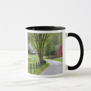 Mug Grange rouge et ferme près de Berlin, Ohio.