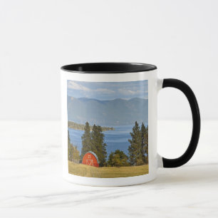 Mug Grange rouge situé le long du pittoresque lac Flat