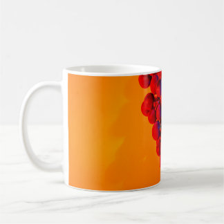 Mug Grappe de raisin bleu à la lumière de néon orange.