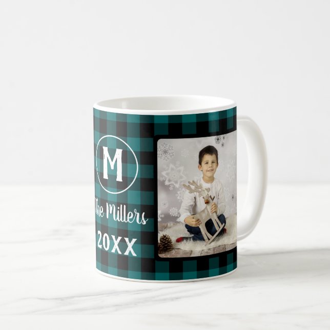 Mug Green Plaid Holiday Nom de famille 2 Année photo (Devant droit)