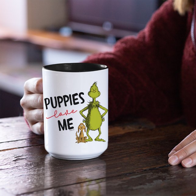 Mug Grinch et Max | Les chiots m'aiment (Person holding  mug)