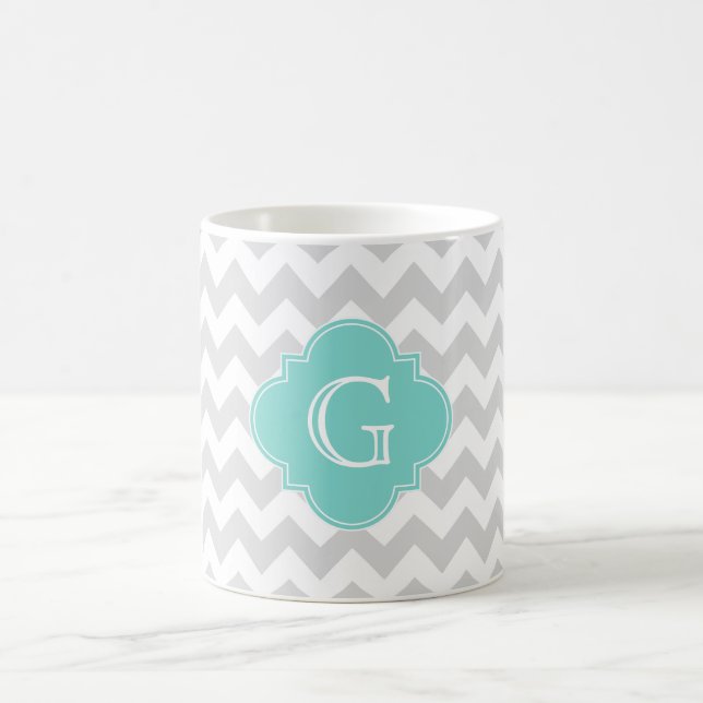 Mug Gris Clair Blanc Chevron Aqua Quatrefeuilles Monog (Centre)