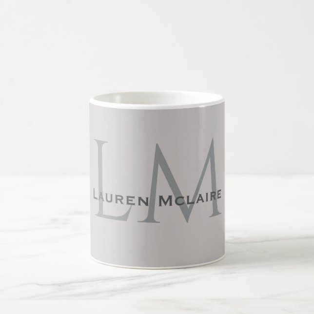 Mug Gris Taupe Moderne Style de Bureau Monogramme (Centre)