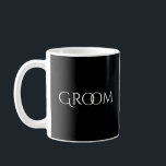 Mug Groom Black avec typographie blanche<br><div class="desc">Telle tasse chic et design pour le marié.</div>