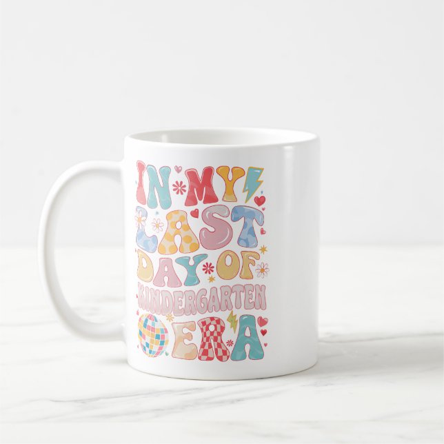 Mug Groovy à mon dernier jour d'era de maternelle Dern (Gauche)