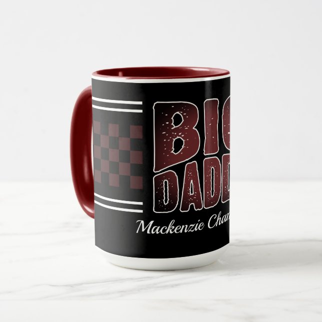 Mug Gros Papa avec des damiers marrons et nom sur fond (Devant gauche)