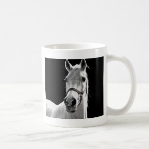 Mug Gros plan Cheval blanc noir en nuit