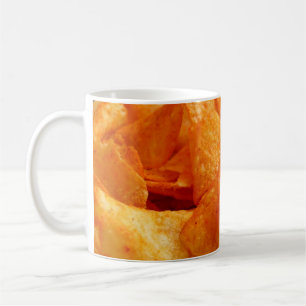 Mug Gros plan de chips juteux, croustillants sur plaqu