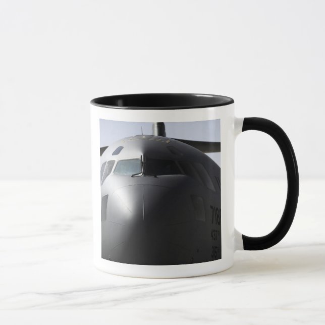 Mug Gros plan de l'avant d'un C-17 Globemaster III (Droite)