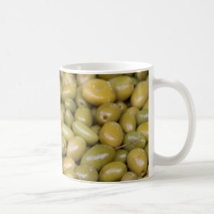 Mug Gros plan sur des olives vertes