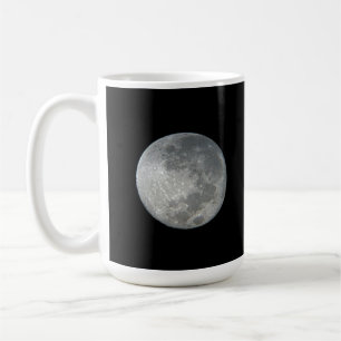 Mug Gros plan sur la pleine lune dans le ciel nocturne