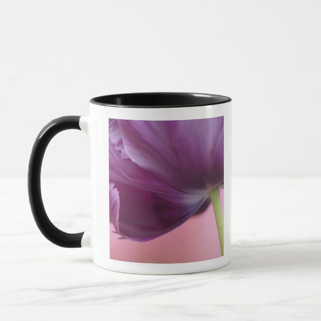 Mug Gros plan sur le dessous d'une fleur de tulipe, Ku (Gauche)