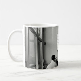 MUG GROUPE DE PERSONNES ASSIS EN CHAISE