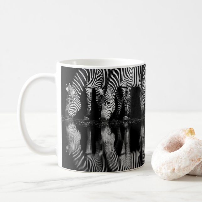 Mug Groupe de zèbres des plaines boivent ensemble la n (Avec donut)