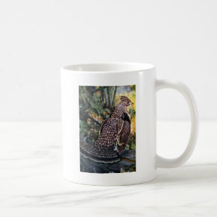 Mug Grouse de Ruffed dans la forêt