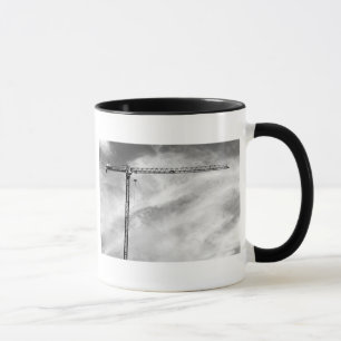 Mug Grue de construction et ciel photo noir et blanc