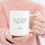 Mug Guillemet personnalisé - créez votre propre<br><div class="desc">Créez votre propre tasse à café sur mesure,  pour égayer votre journée ou faire un cadeau personnalisé dont ils se souviendront. Ce design présente un texte minimaliste personnalisable en typographie simple et manuscrite.</div>