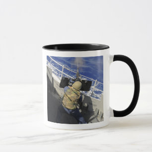 Mug Gunners Mate tirant une mitrailleuse de calibre 50