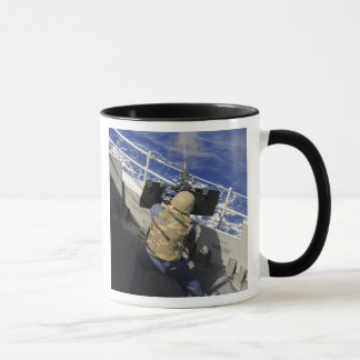 Mug Gunners Mate tirant une mitrailleuse de calibre 50