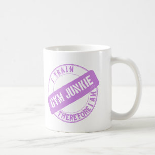 Mug GYM JUNKIE JE SUIS DONC EN TRAIN D'ÊTRE. violet