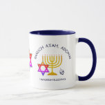 Mug Hanoukka BARUCH ATAH ADONAI Monogramme<br><div class="desc">Hanoukka BARUCH ATAH ADONAI Monogram Mug. Le design montre un MENORAH couleur or avec l'étoile multicolore de DAVID et gris argenté DREIDEL. En haut il y a le texte courbe qui dit BARUCH ATAH, ADONAI (Béni soit toi, ô Dieu) et en dessous le texte dit HANOUKKA BLESSINGS. Cette conception est...</div>