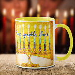 Mug Hanoukka Menorah Yellow Peace Sparkle Shine Script<br><div class="desc">"Paix, éclat, brille." Une photo de fond d'une menorah d'art colorée, jaune et or vous permet d'inaugurer les vacances d'Hanoukka dans le style. Sentez la chaleur et la joie de la saison des Fêtes chaque fois que vous buvez dans cette tasse de café Hanoukka chic et colorée. Fait un ensemble...</div>