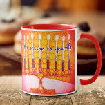 Mug Hanoukka Red Orange Menorah C'est la saison pour é<br><div class="desc">"C’est la saison de l’étincelle." Une photo de fond illustrant une menorah d'art orangé rouge et jaune brillant, coloré, vous aide à inaugurer les vacances d'Hanoukka dans le style. Sentez la chaleur et la joie de la saison des Fêtes chaque fois que vous buvez dans cette magnifique tasse de café...</div>