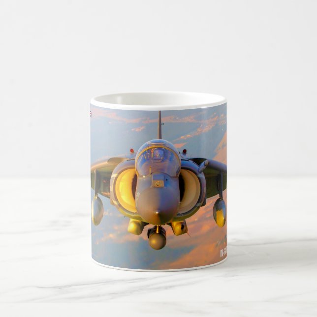 MUG HARRIER II AV-8B (Centre)