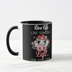 Mug Heifer Cow Vivent Comme Quelqu'Un A Quitté La Port