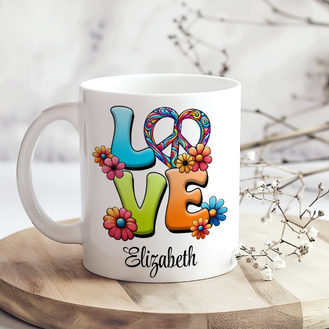 Mug Hippie colorée Floral LOVE PEACE Nom personnalisé (Colorful Hippie Floral LOVE PEACE Custom Name Coffee Mug on a boho kitchen table with tiny flowers)