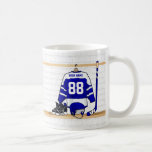 Mug Hockey sur glace bleu et blanc personnalisé Jersey<br><div class="desc">Un jersey personnalisé de hockey sur glace dans accrocher bleu et blanc dans un vestiaire de sports avec un casque, des patins de glace et un bâton de hockey de glace. Le jersey peut être entièrement customisé avec le nombre et le nom de votre choix pour faire un grand cadeau...</div>